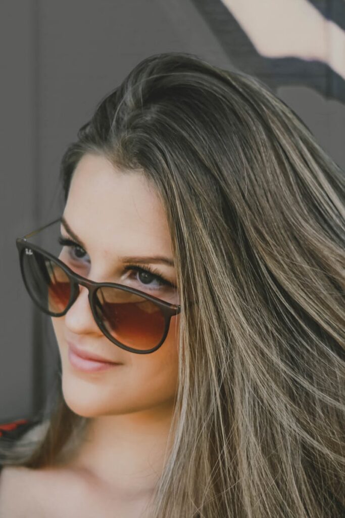 pexels-photo-2376381-2376381 Portrait of a fashionable woman in sunglasses against a graffiti wall, exuding urban style.